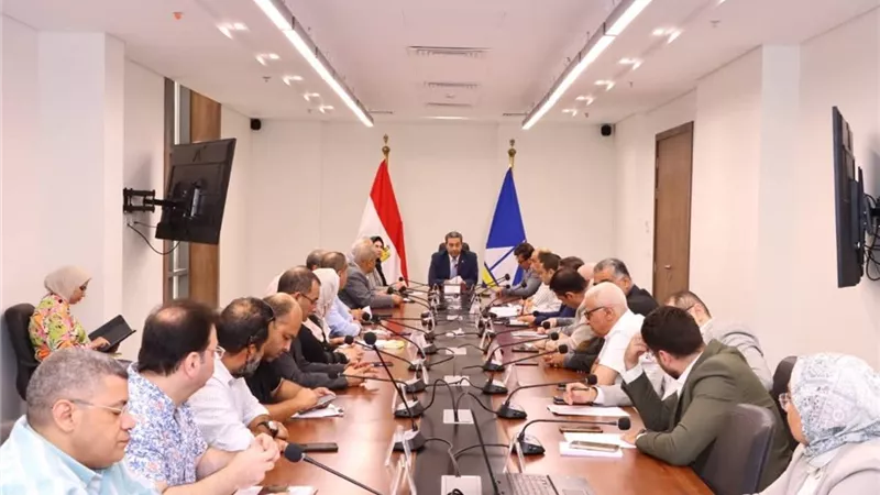 محافظ دمياط يبحث معوقات الخدمات الطبية ويناقش الخطة الاستثمارية