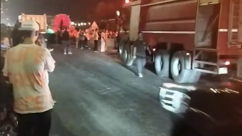 ننشر الصور الأولى لحريق داخل مخزن أخشاب في الشرقية