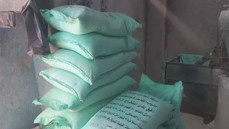 ضبط أكثر من 9 أطنان دقيق داخل مخازن غير مرخصة بأبو النمرس وأطفيح| صور