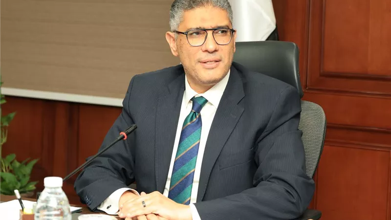  محافظ الجيزة يشدد على الالتزام بالجداول الزمنية لمشروعات المياه والصرف الصحي 