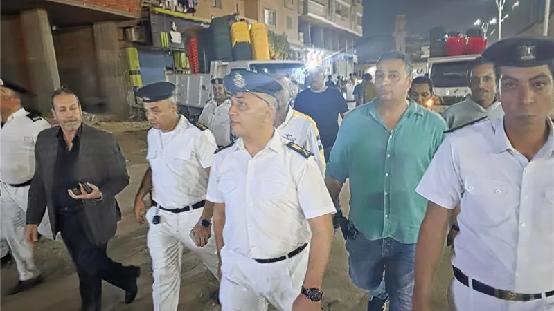 غلق وتشميع 8 مقاهي وكافيهات مخالفة ومتعدية على حرم الطريق بالمريوطية |صور