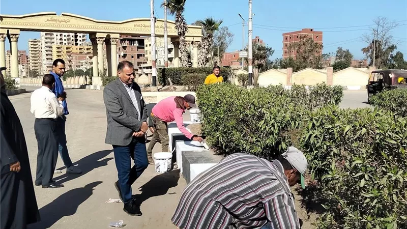 رئيس مدينة سيدي سالم بكفر الشيخ  يتابع أعمال رصف منطقة موقف قرى غرب سيدي سالم 