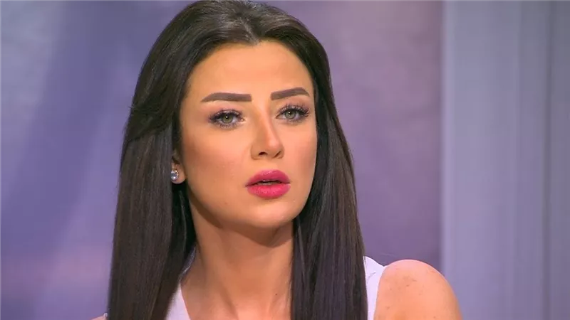 رضوى الشربيني تدافع عن هدى المفتي بعد جدل إطلالتها الأخيرة في الجونة