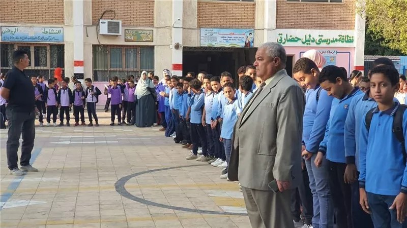 متابعة العملية التعليمية بمدرسة الشهداء الإبتدائية في الأقصر