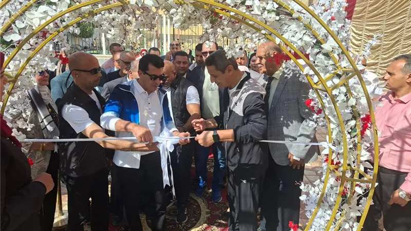 وزير الشباب والرياضة ومحافظ السويس يفتتحان ملعبًا خماسيًا