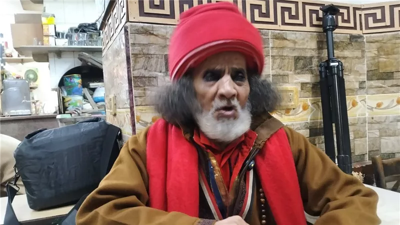 خليفة الدراويش يثير الجدل في مولد السيد البدوي بملابس حمراء
