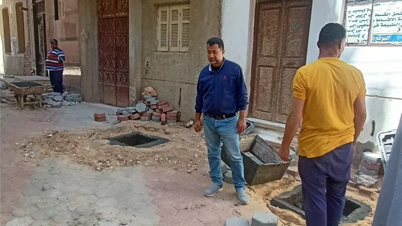 محافظ أسيوط: استمرار تركيب بلاط الإنترلوك بشارع المدارس بأبنوب