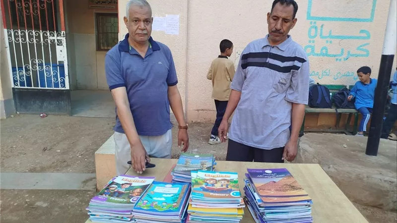 تعليم أسيوط تعلن تسليم كتب دراسية جديدة لـ 17 طالب من مصابى حادث تروسيكل منقباد