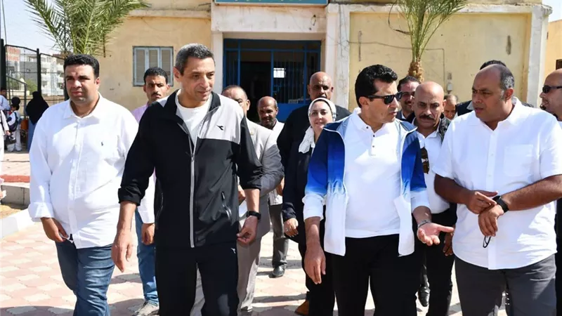 وزير الرياضة ومحافظ السويس يفتتحان قاعة تخاطب وملعب أكريليك 