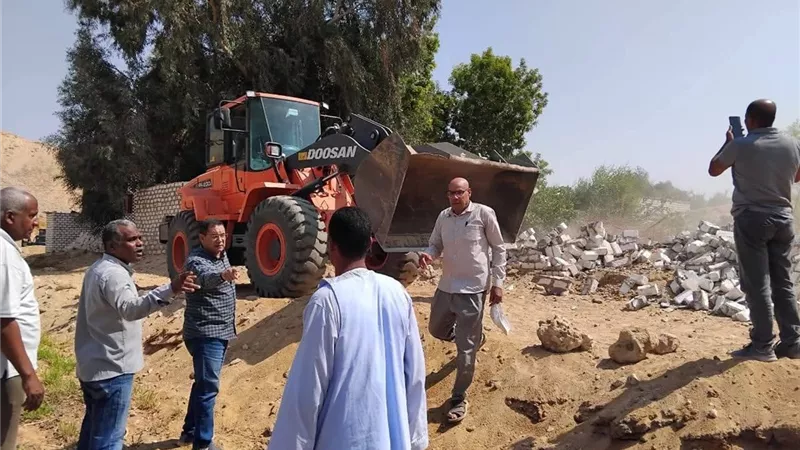 إزالة 14 حالة بناء مخالف خلال حملة مكبرة بمدينة الطود في الأقصر