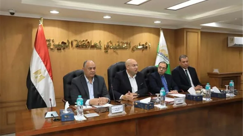 نائب محافظ الجيزة يناقش موقف مشروعات الصرف الصحي بالجيزة