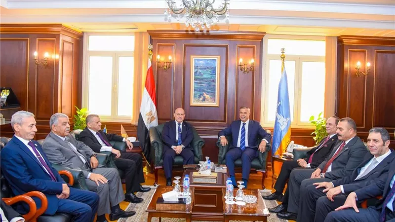 رئيس هيئة النيابة الإدارية يبحث مع محافظ الإسكندرية تعزيز التعاون المشترك