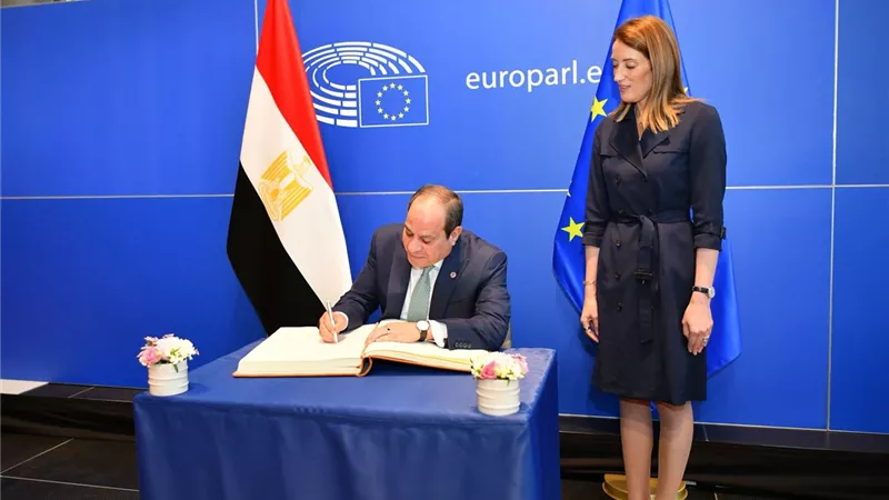 بخط اليد.. نص كلمة الرئيس السيسي  في سجل البرلمان الأوروبي