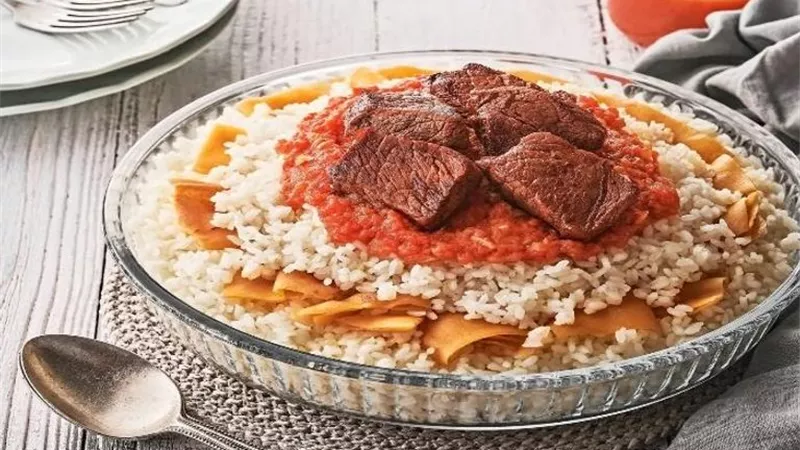 الفتة المصرية الأصيلة.. مزيج الخبز والأرز والصلصة بطعم لا يقاوم
