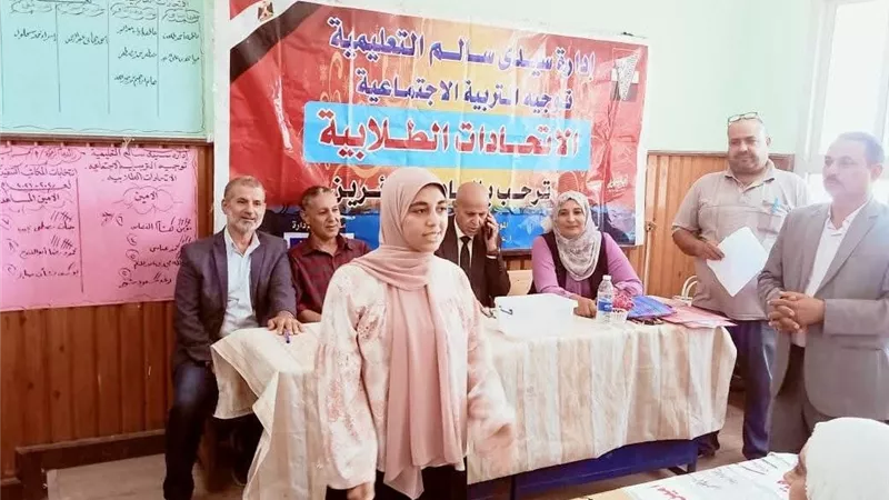 مدير التعليم بسيدي سالم يتابع انتخابات الاتحادات الطلابية للمرحلة الثانوية 