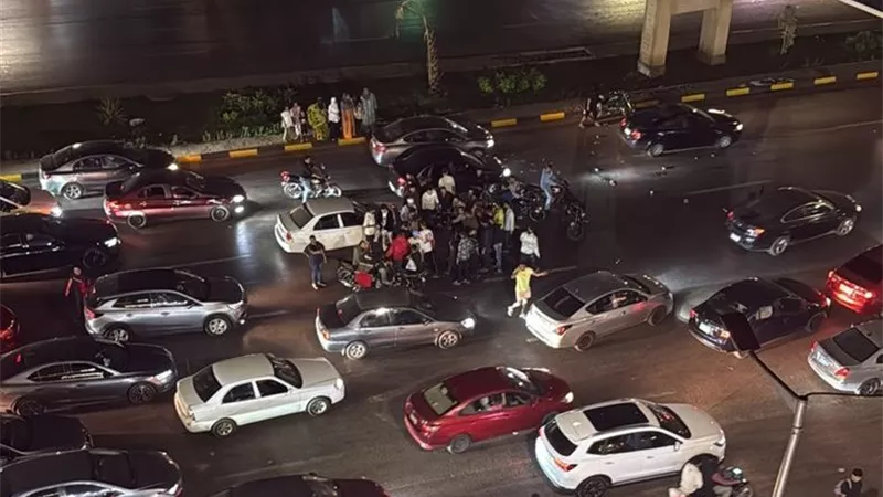 كان بيعدى الطريق.. سيارة ملاكي تدهس شخصا في منطقة العجوزة 