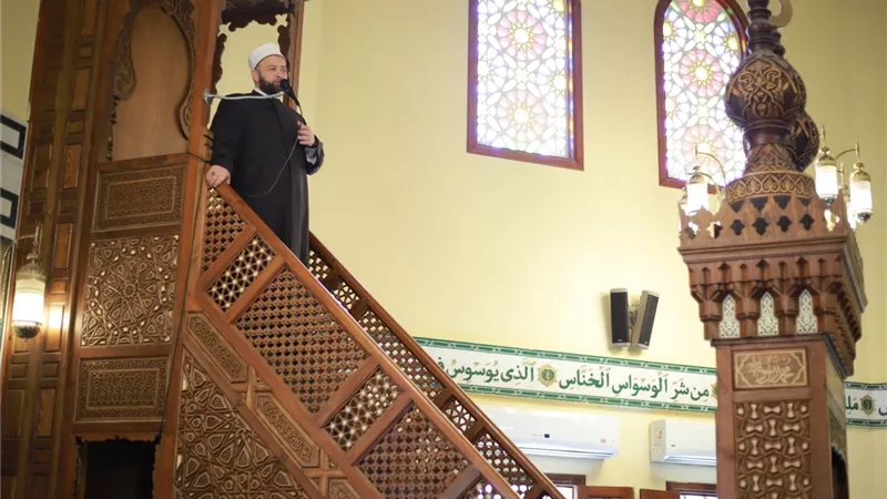 ماذا يفعل الإمام إذا أحدث أثناء خطبة الجمعة؟ اعرف التصرف الشرعي