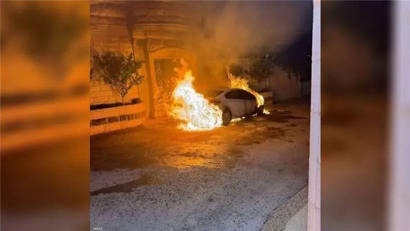 جرائم المستوطنين تتواصل في الضفة.. إضرام النيران في مركبات فلسطينية 