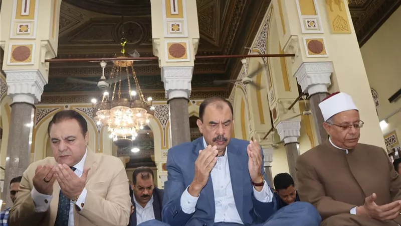 محافظ سوهاج يؤدي صلاة الجمعة ويشهد فعاليات مبادرة “صحح مفاهيم