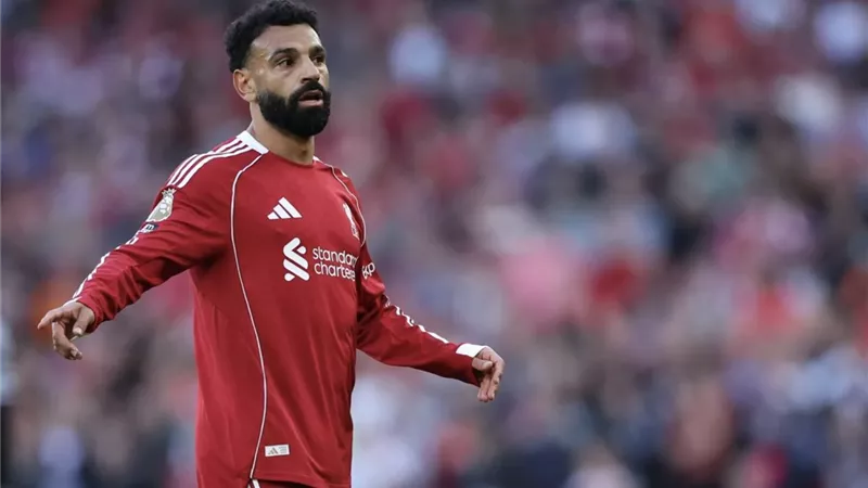 موقف مفاجئ من إدارة ليفربول بعد أزمة محمد صلاح وسلوت