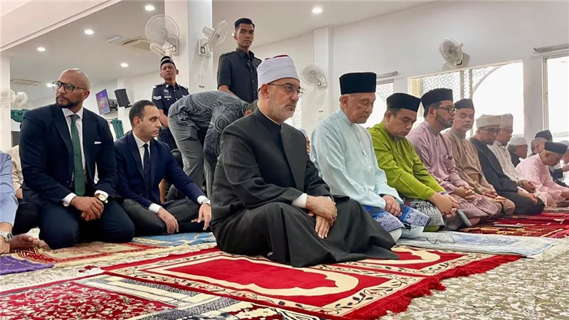 مفتي الجمهورية يؤدي صلاة الجمعة بمسجد القدوس في العاصمة الماليزية كوالالمبور 