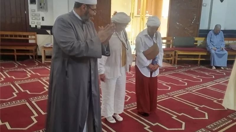 سائحتان تزوران مسجدا في الأقصر وتسألان عن الإسلام |صور