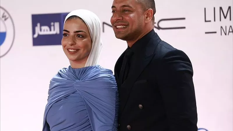 بالحجاب.. زوجة عمرو وهبة تتألق على ريد كاربت مهرجان الجونة