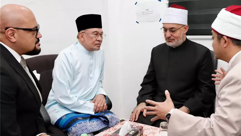 رئيس الوزراء الماليزي يوجه بإنشاء مكتب تمثيلي للأمانة العامة لدور وهيئات الإفتاء