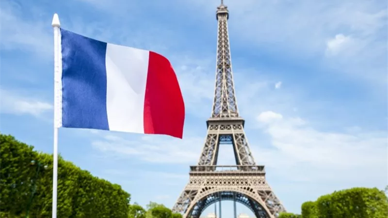 موديز تخفض النظرة المستقبلية لفرنسا إلى 