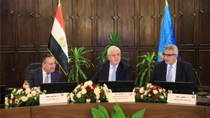 وزير التعليم العالي يشيد بإدراج 26 جامعة مصرية في تصنيف التايمز العالمي