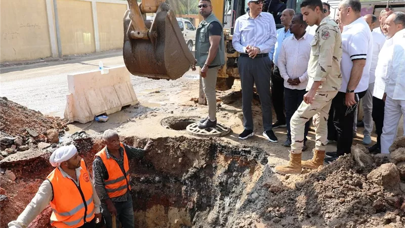 محافظ أسوان يتابع ميدانيا قطاع مياه الشرب والصرف الصحي ويصدر تكليفات مهمة