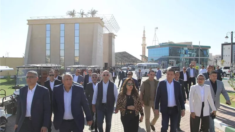 وزيرا التنمية المحلية والزراعة يتفقدان مجمع المصالح الحكومية بالوادى الجديد 