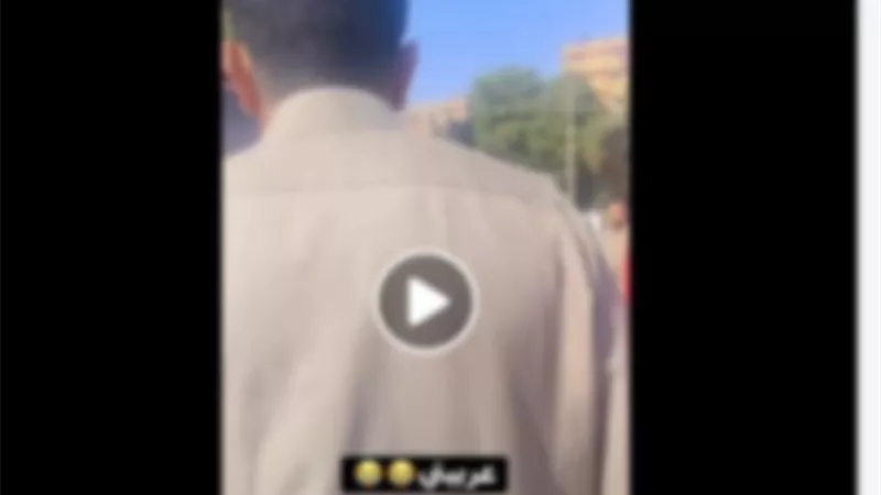 كواليس مقطع فيديو لشخص يستنجد بالمارة بعد سرقة سيارته