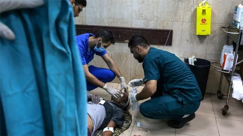غارات الاحتلال بترت قدمه ولم تحن إرادته.. آدم طفل من غزة يكافح للبقاء