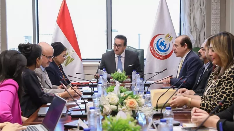 وزير الصحة يبحث مع وفد «الصحة العالمية» تعزيز أنظمة التيقظ الدوائي الذكي