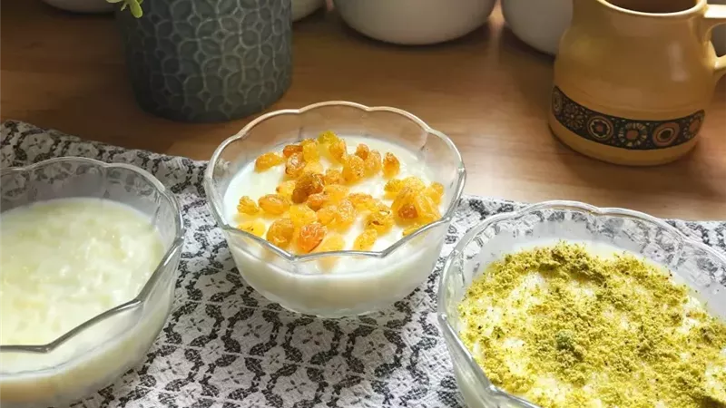 من عربات الشوارع إلى موائد البيوت.. «الأرز باللبن» حكاية مصرية بطعم الحنين 