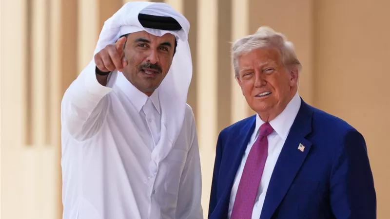 على متن الطائرة.. ترامب يلتقي أمير قطر في طريقه إلى ماليزيا