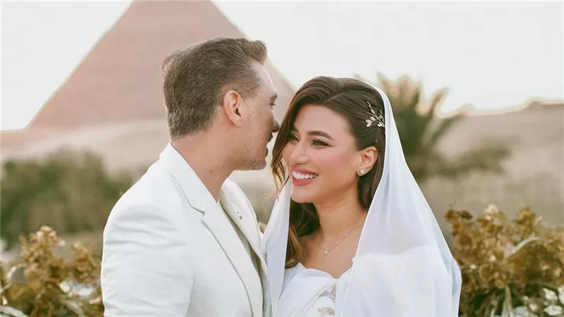 من أمام الأهرامات.. صور جديدة لـ هايدي موسى بعد عقد قرانها