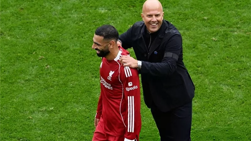سلوت يوجه رسالة إلى محمد صلاح بشأن استبعاده من تشكيل ليفربول