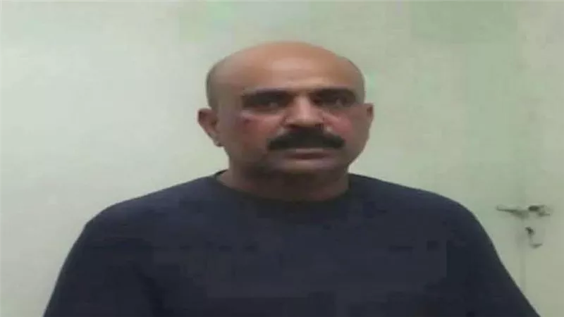 مقيد بالكلابشات.. نيابة السويس تحقق مع المتهم بصفع مسن السويس 