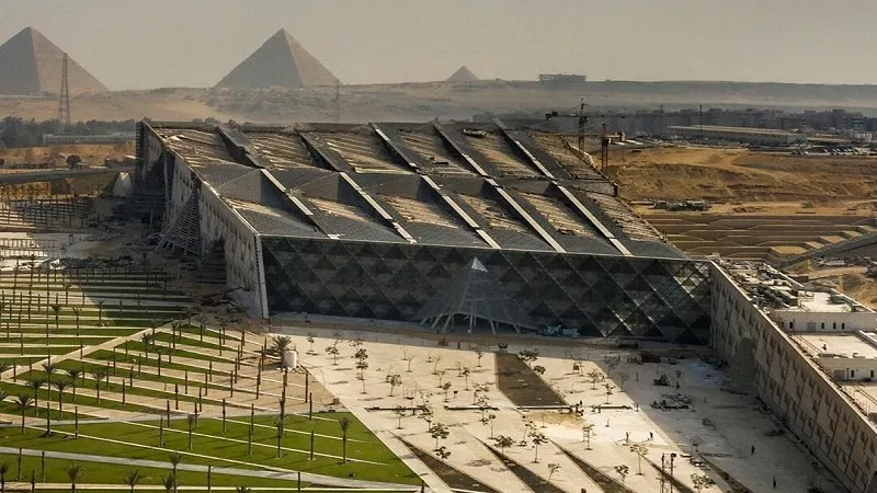 رئيس اتحاد الأثريين المصريين: تصميم المتحف الكبير مرتبط بموقع الأهرامات