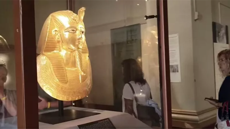 استعادة بريق المتحف المصري.. قناع بسوسنس الأول يتألق بدلًا من توت عنخ آمون