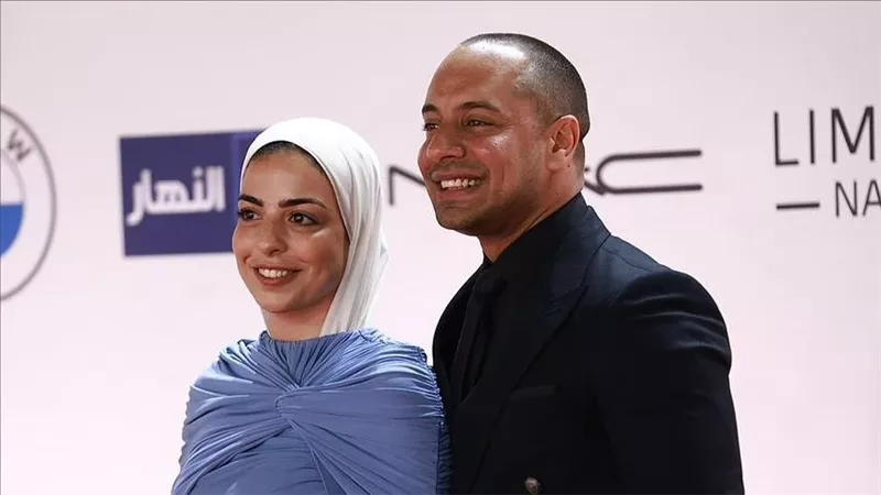 الحجاب يزين السجادة الحمراء.. زوجة عمرو وهبة تخطف الأضواء في ختام الجونة 