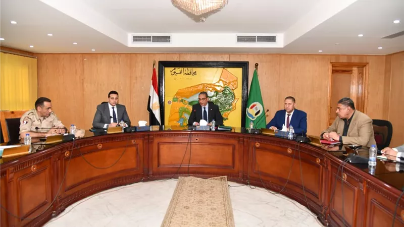 محافظ الفيوم يتابع جهود توفير المناخ الآمن لانتخابات مجلس النواب
