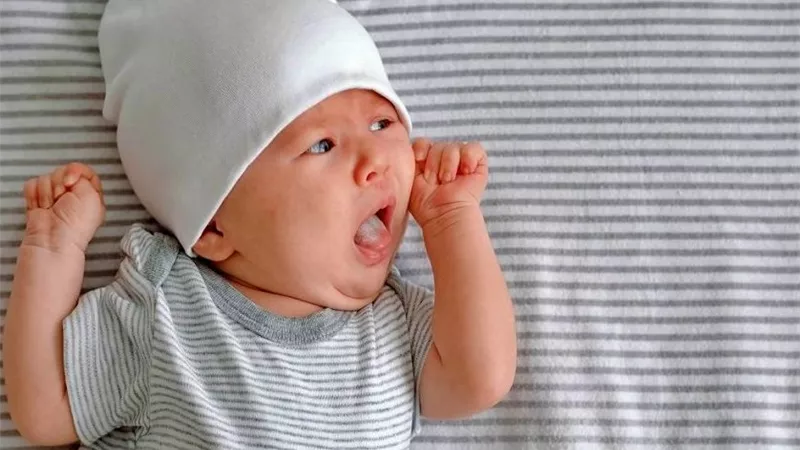 علامات جوع الطفل.. كيف تعرفين أن وقت الرضاعة قد حان؟
