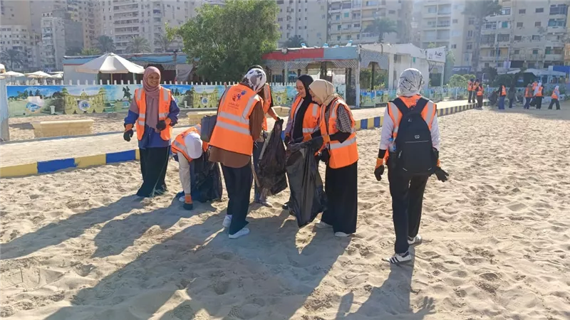150 متطوعا يشاركون في حملة تنظيف شبابية بشاطئ أبطال التحدي بالإسكندرية