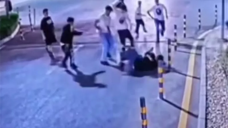 خناقة 11 طالبا على فتاة بالتجمع| فيديو