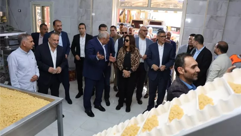 وزيرا التنمية المحلية والزراعة يتفقدان محطة غربلة وإعداد التقاوي بالخارجة