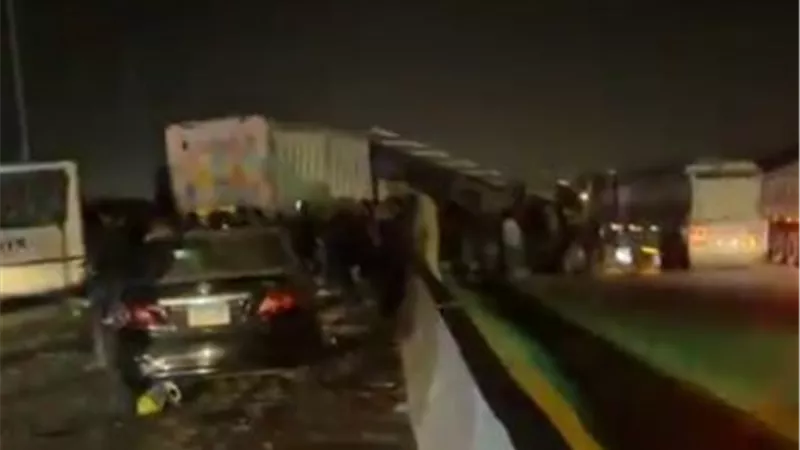 حادث مروع على طريق السويس.. تصادم 8 سيارات نقل وملاكى