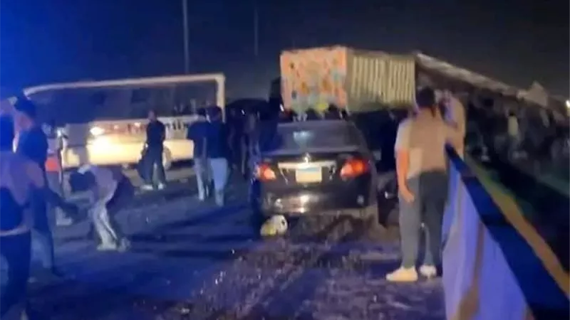  أول صور لحادث طريق السويس المروع .. والدفع بـ 8 سيارات إسعاف 